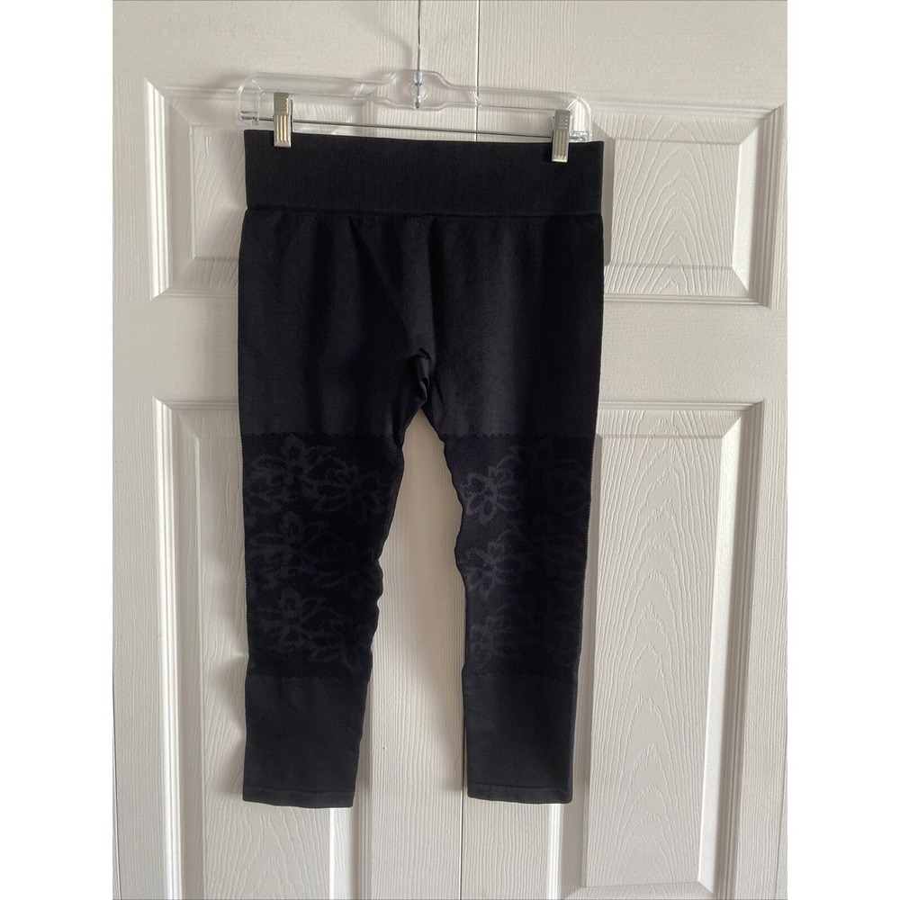 Fabletics Seamless Floral Capri Leggings Womens Size S Black Activewear Gym Fit